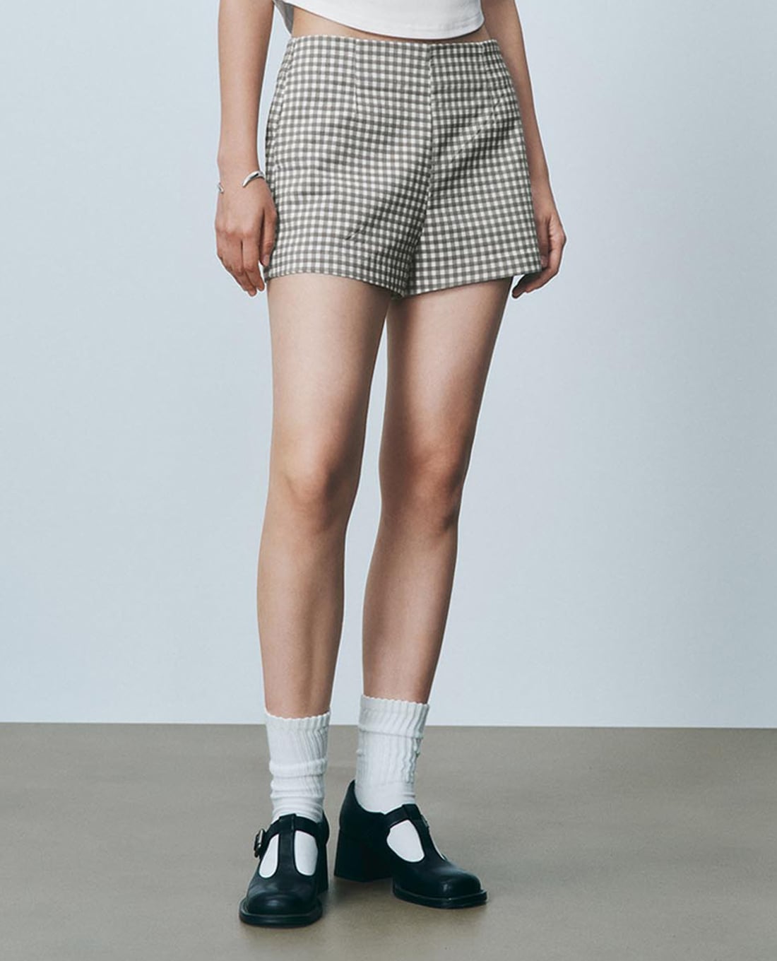 URBAN REVIVO - Quần short ngắn nữ lưng cao sọc caro