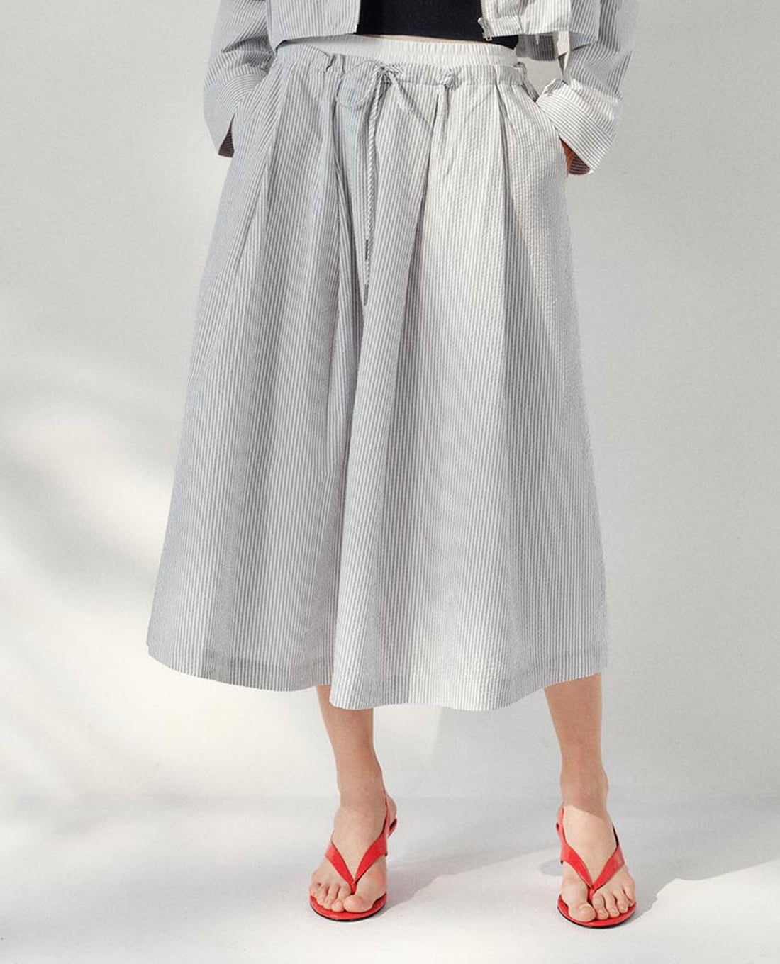 URBAN REVIVO - Chân váy phom suông midi kẻ sọc