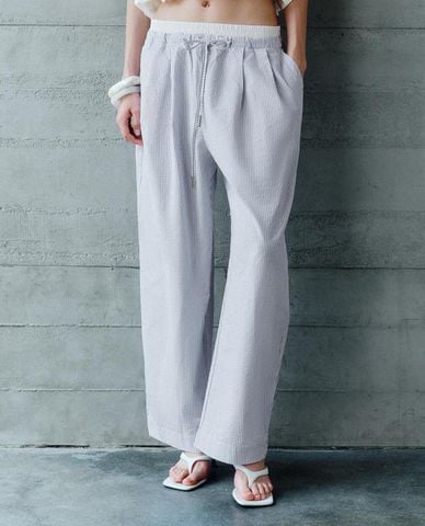  URBAN REVIVO - Quần nữ ống rộng lưng thun kẻ sọc 