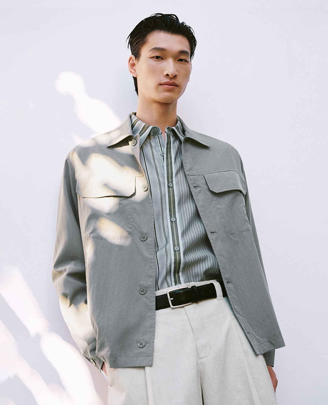 URBAN REVIVO - Áo khoác sơ mi nam cổ bẻ tay dài phối túi