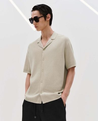  URBAN REVIVO - Áo sơ mi nam dệt kim cổ V tay ngắn 