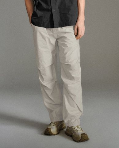  URBAN REVIVO - Quần nam ống đứng lưng thun 