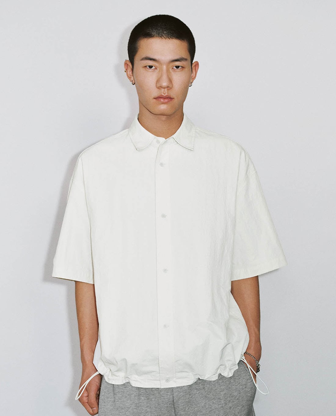 URBAN REVIVO - Áo sơ mi nam tay ngắn phối dây rút