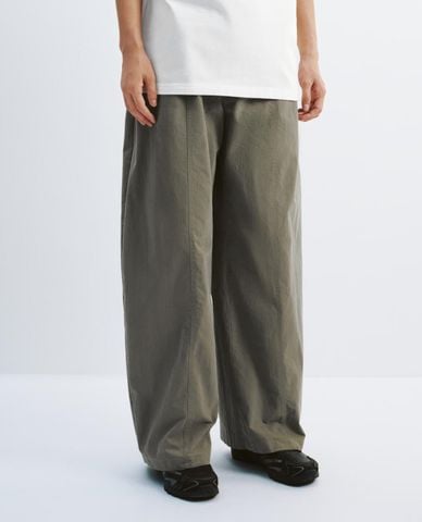  URBAN REVIVO - Quần nam ống rộng lưng thun 