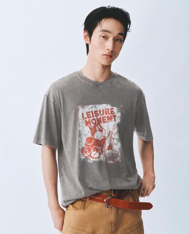  URBAN REVIVO - Áo thun nam cổ tròn tay ngắn in hình 