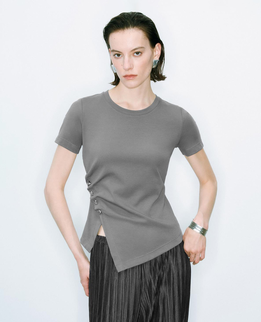 URBAN REVIVO - Áo kiểu nữ cổ tròn tay ngắn lệch tà