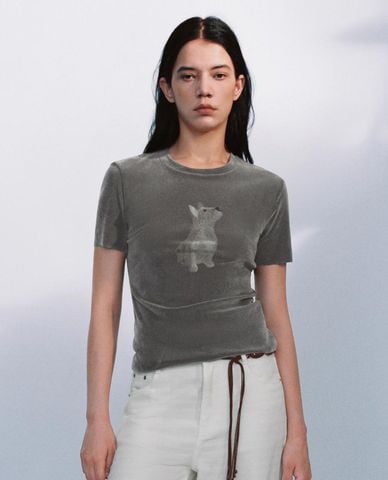  URBAN REVIVO - Áo thun nữ cổ tròn tay ngắn in họa tiết 