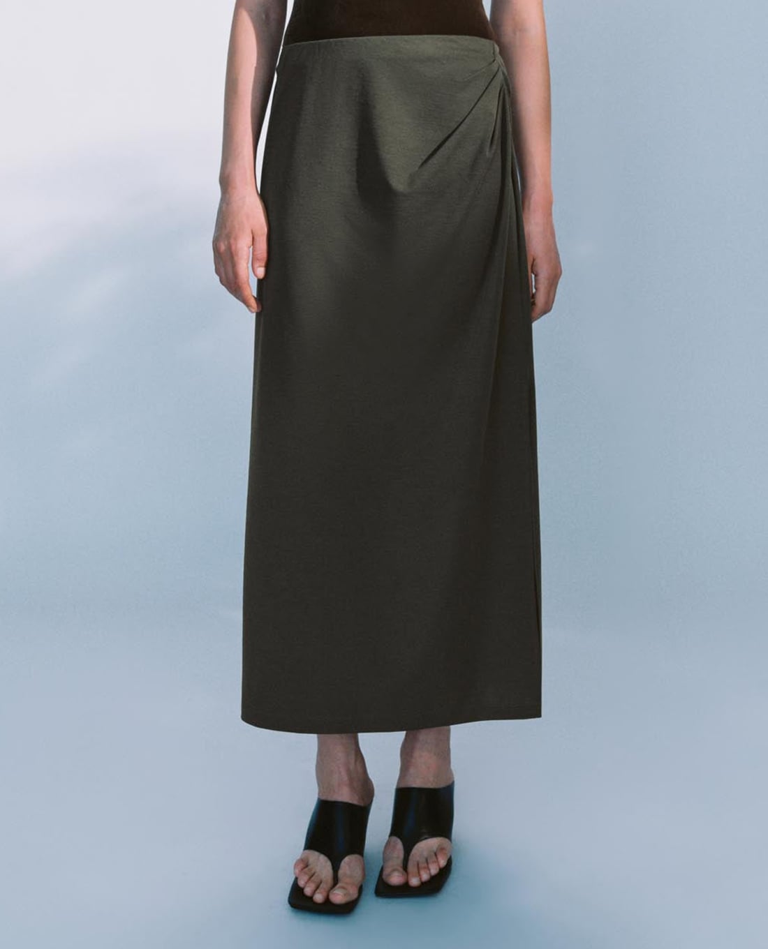 URBAN REVIVO - Chân váy phom suông midi xẻ tà