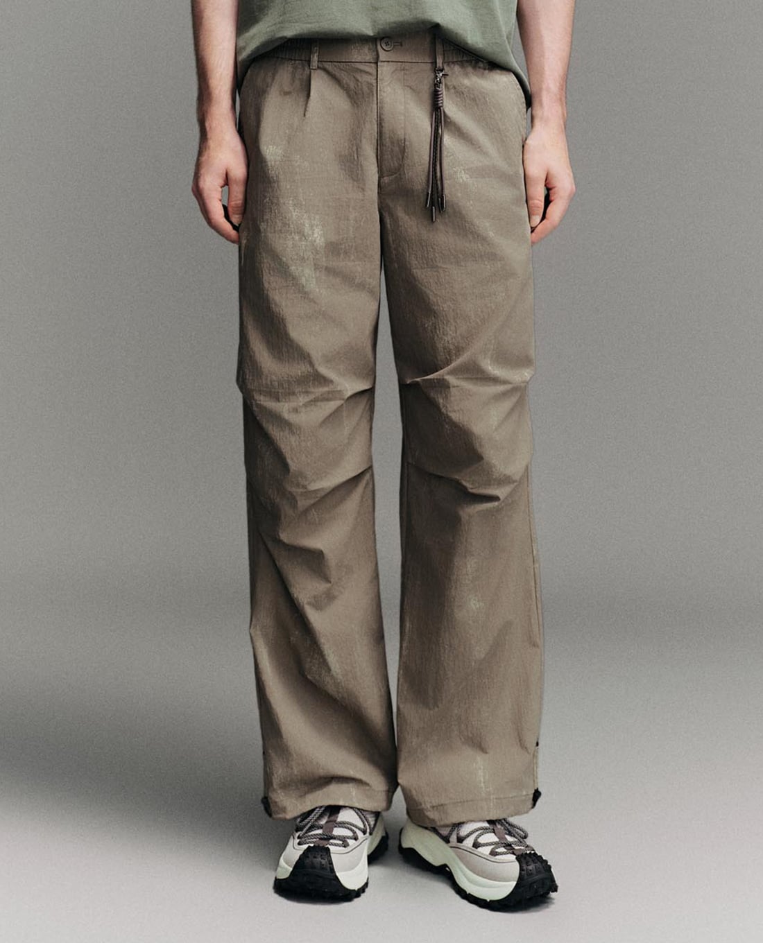 URBAN REVIVO - Quần nam ống rộng phối lưng thun