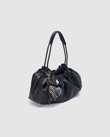  URBAN REVIVO - Túi đeo vai nữ phối dây rút kèm charm 