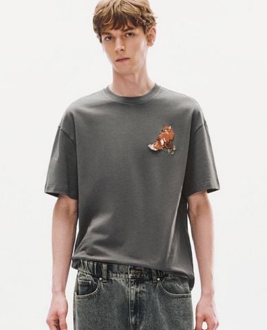  URBAN REVIVO - Áo thun nam cổ tròn tay ngắn in hình 