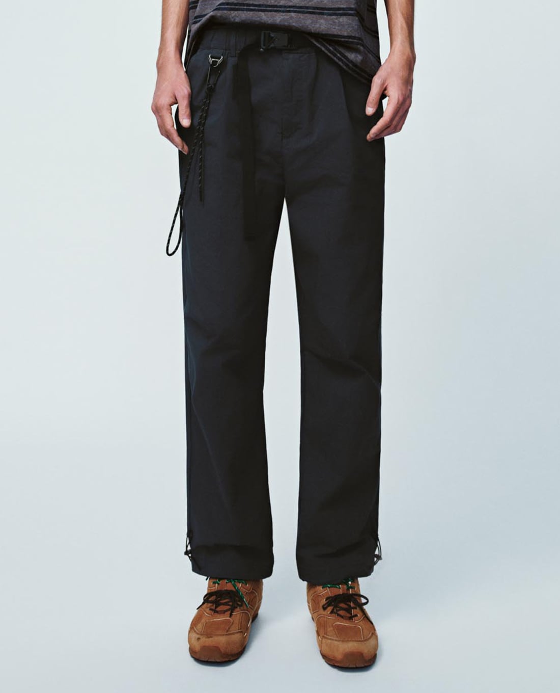 URBAN REVIVO - Quần nam ống đứng phối dây rút