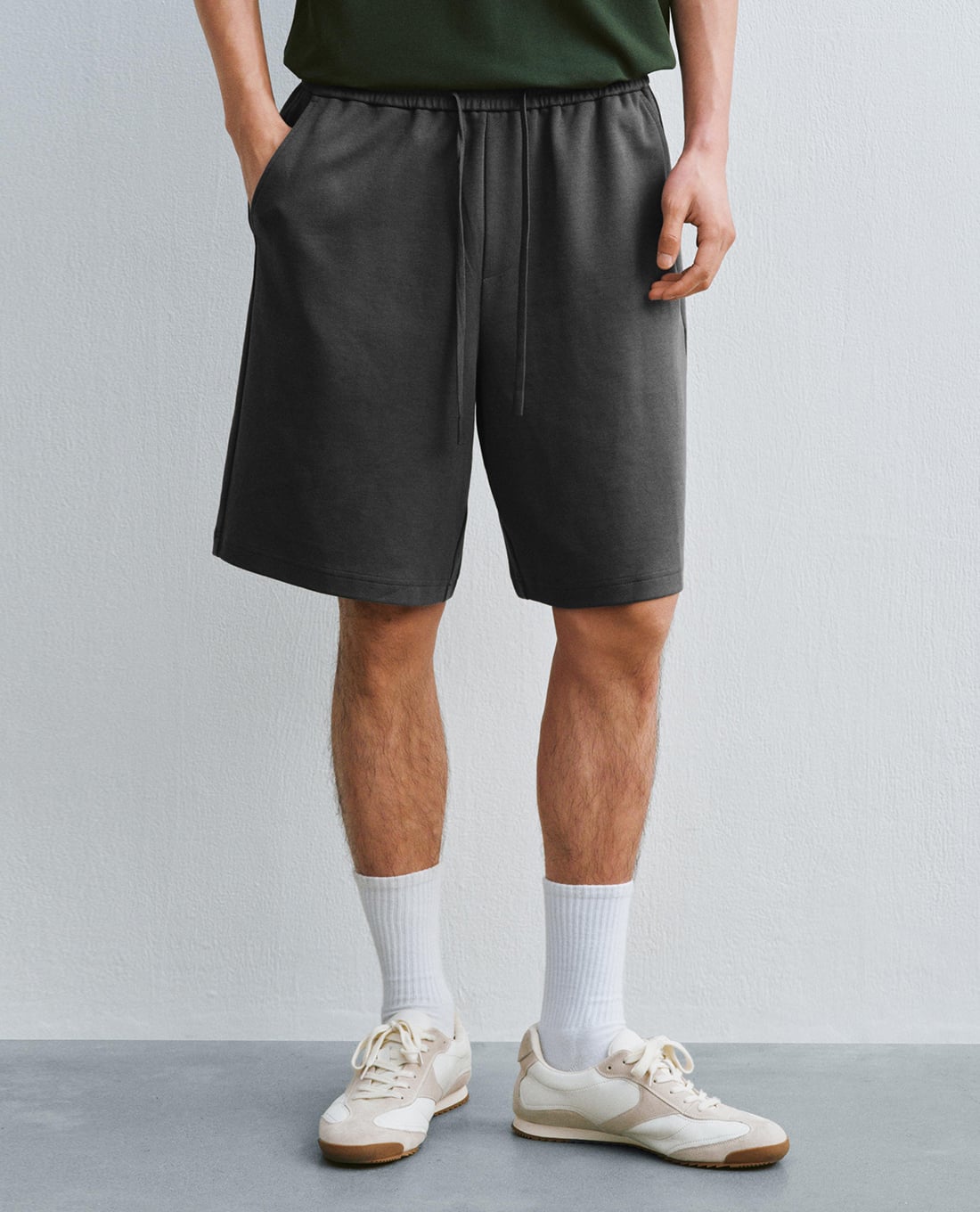URBAN REVIVO - Quần short nam ống rộng lưng thun dây rút
