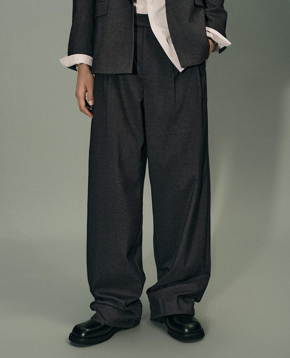 URBAN REVIVO - Quần nam ống rộng xếp li cổ điển