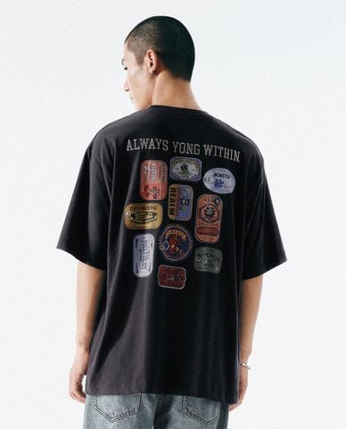  URBAN REVIVO - Áo thun nam cổ tròn tay ngắn in họa tiết 