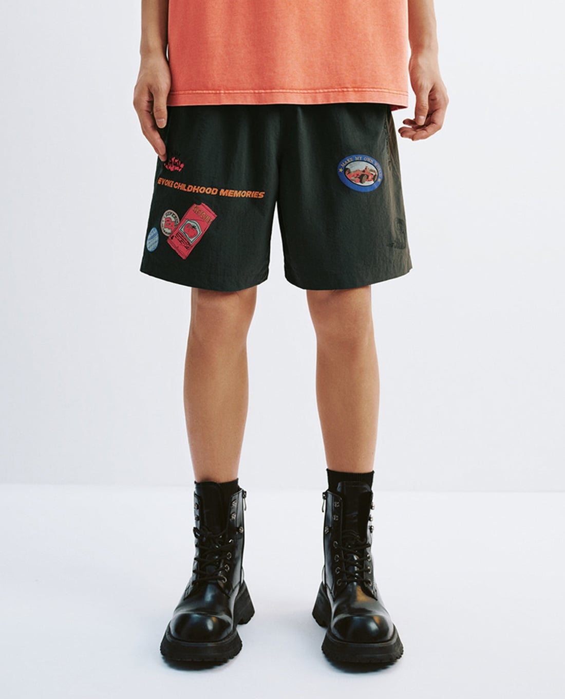 URBAN REVIVO - Quần short nam ống rộng phối họa tiết