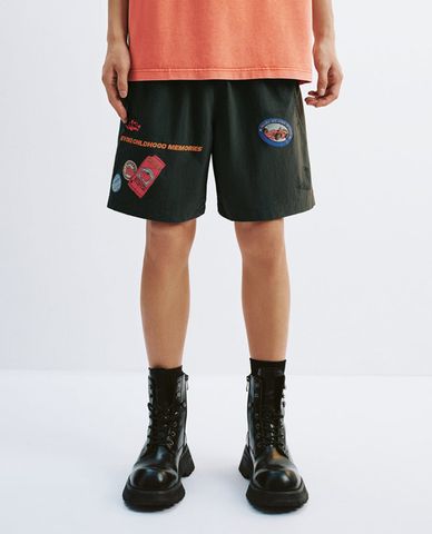  URBAN REVIVO - Quần short nam ống rộng phối họa tiết 