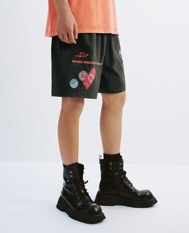  URBAN REVIVO - Quần short nam ống rộng phối họa tiết 