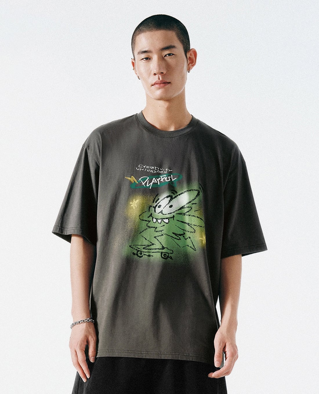 URBAN REVIVO - Áo thun nam cổ tròn tay ngắn in họa tiết