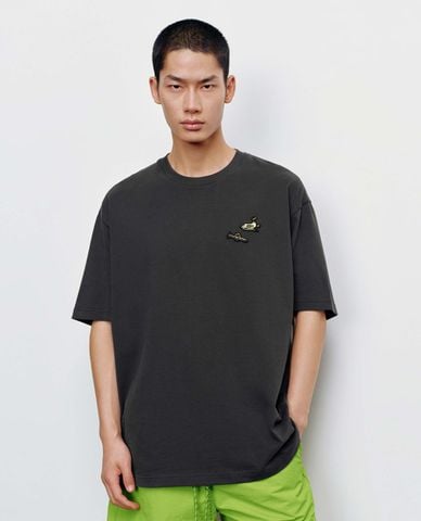  URBAN REVIVO - Áo thun nam cổ tròn tay ngắn in hình 