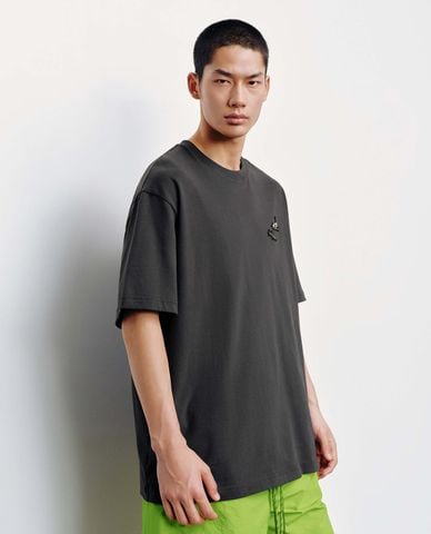  URBAN REVIVO - Áo thun nam cổ tròn tay ngắn in hình 
