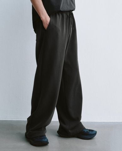 URBAN REVIVO - Quần nam ống rộng lưng thun phối dây rút 