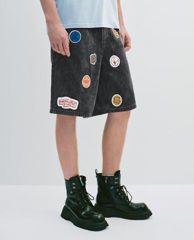  URBAN REVIVO - Quần short jeans nam ống rộng phối họa tiết 