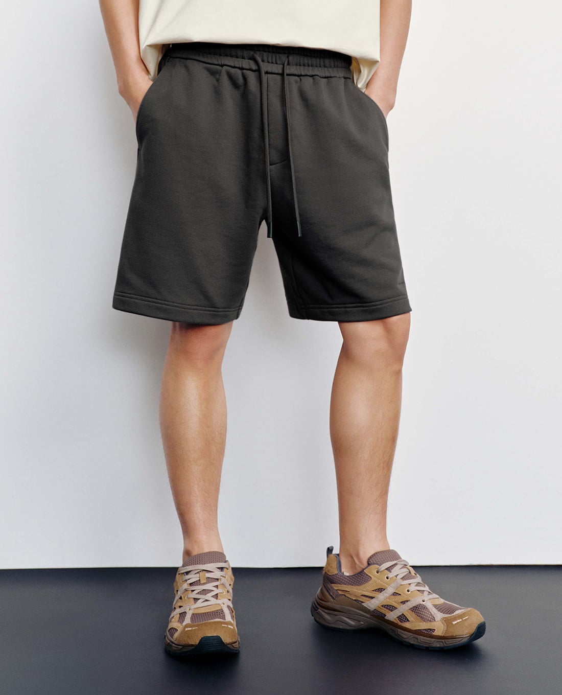 URBAN REVIVO - Quần short nam ống rộng lưng thun dây rút