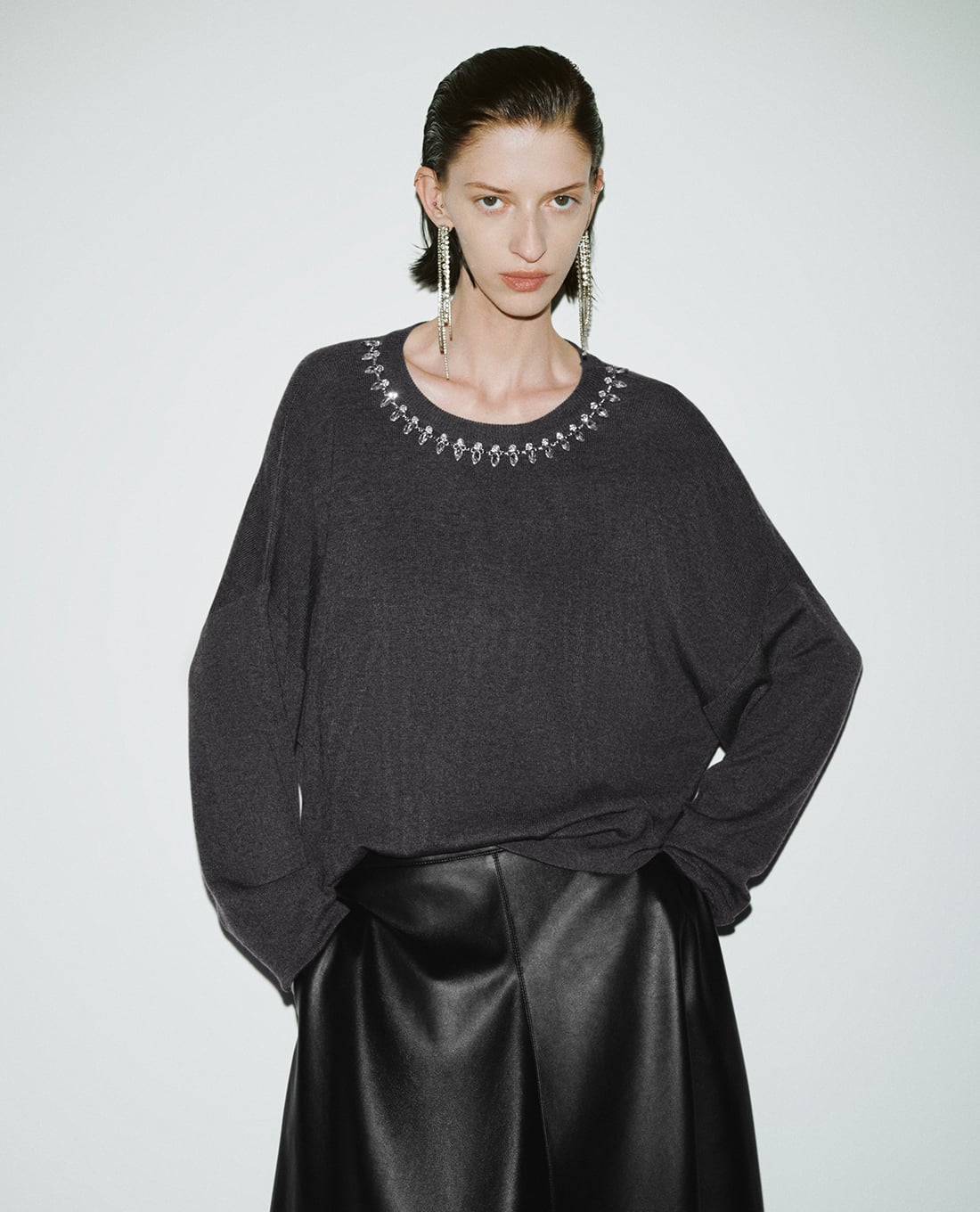 URBAN REVIVO - Áo dệt kim nữ cổ tròn tay dài đính đá