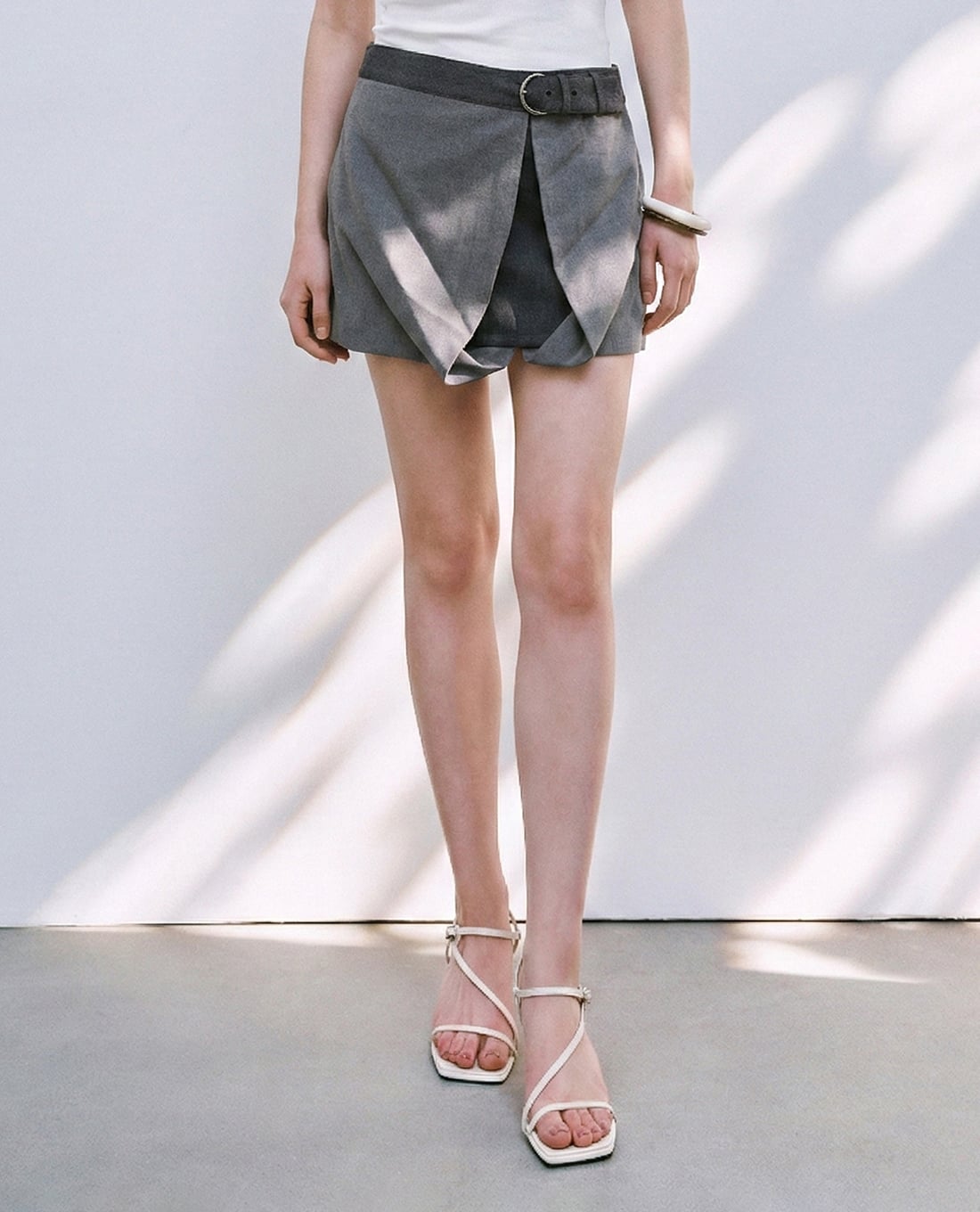 URBAN REVIVO - Chân váy chữ A mini phối thắt lưng