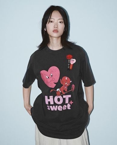  URBAN REVIVO - Áo thun nữ cổ tròn tay ngắn in hình 