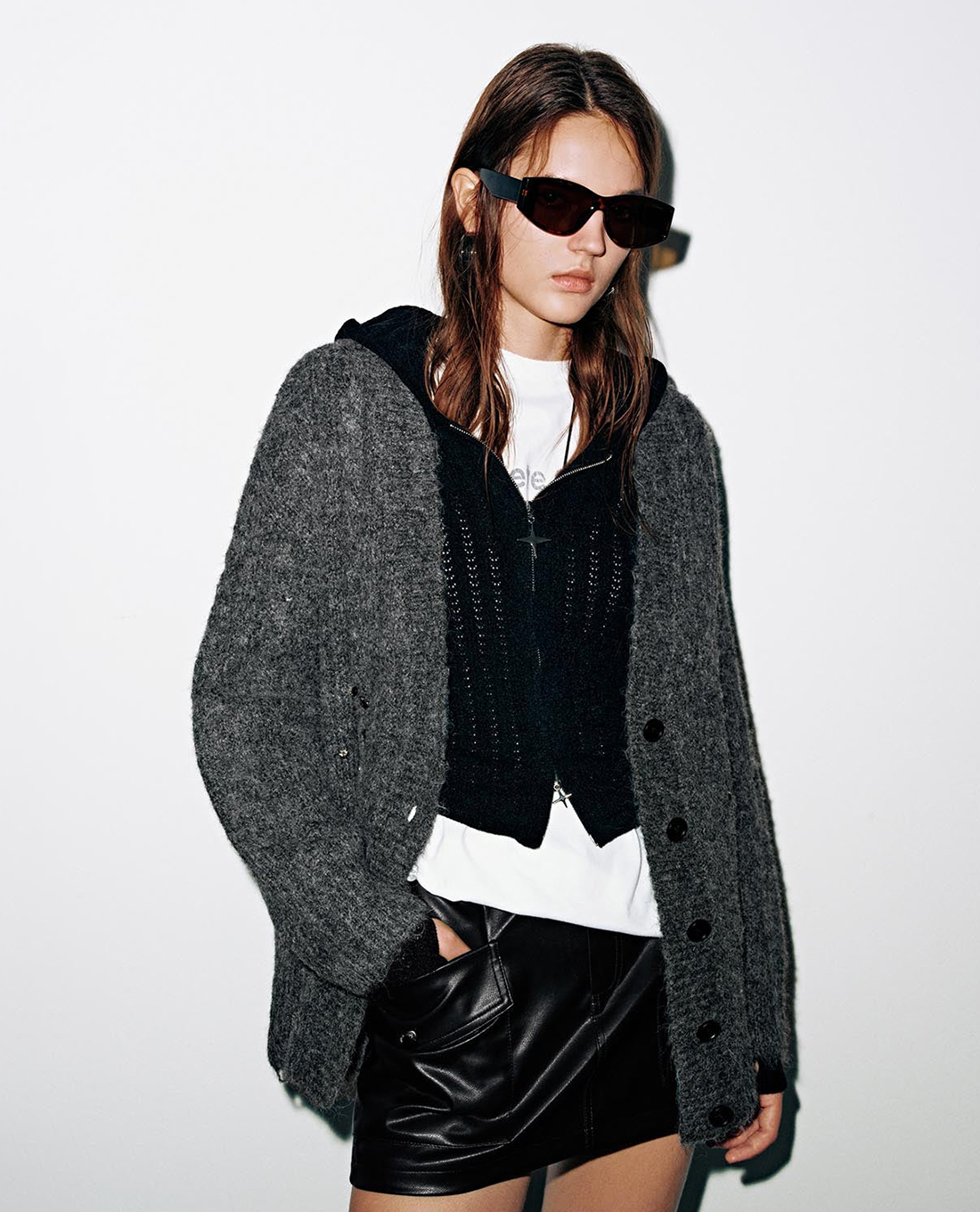 URBAN REVIVO - Áo khoác cardigan nữ cổ V đính hạt