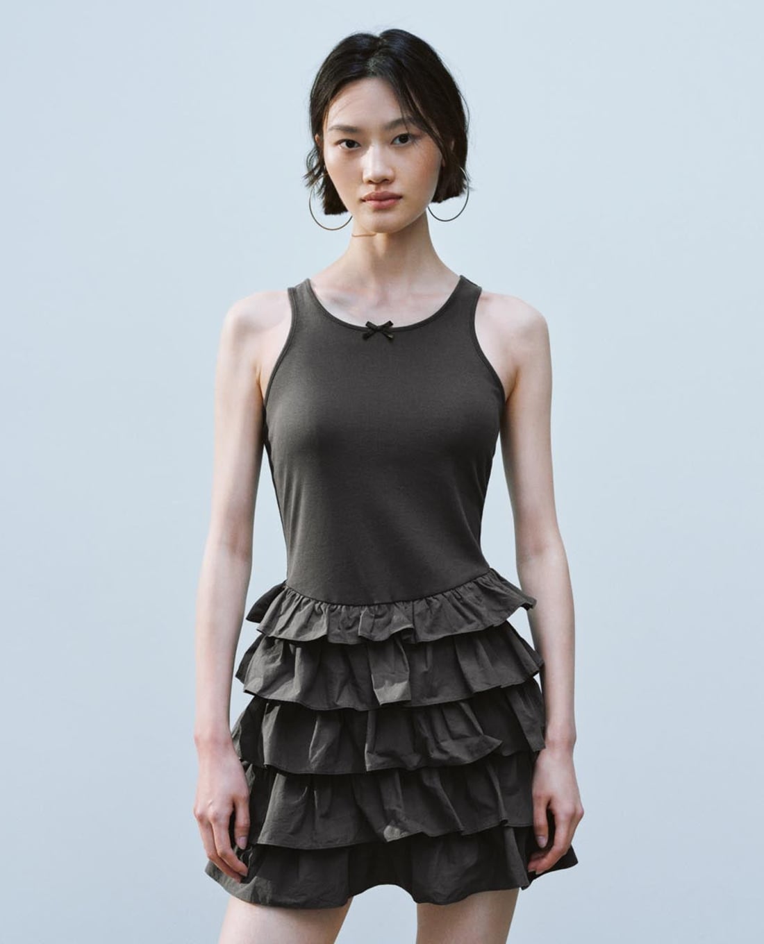 URBAN REVIVO - Đầm sát nách mini xếp tầng