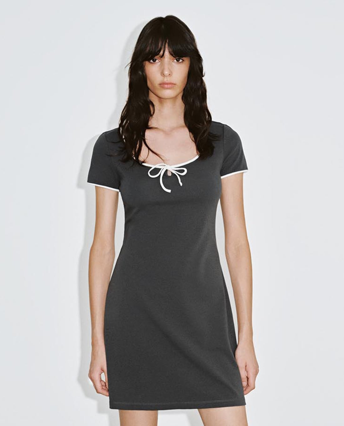 URBAN REVIVO - Đầm mini cổ vuông tay ngắn phối nơ