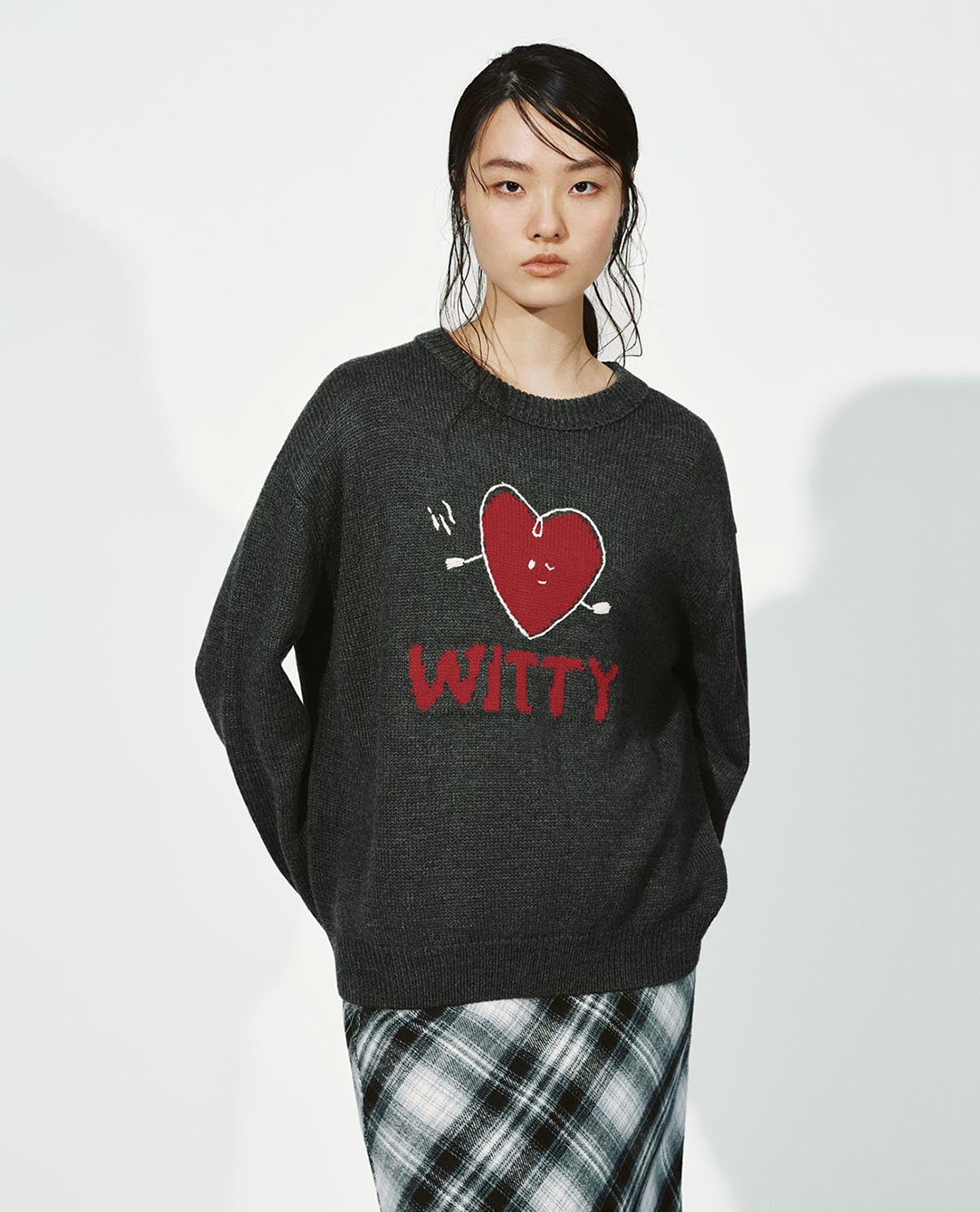 URBAN REVIVO - Áo dệt kim nữ cổ tròn tay dài in họa tiết