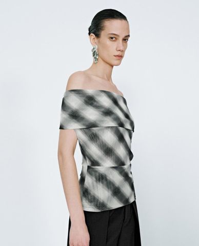  URBAN REVIVO - Áo trễ vai nữ phom ôm họa tiết caro 