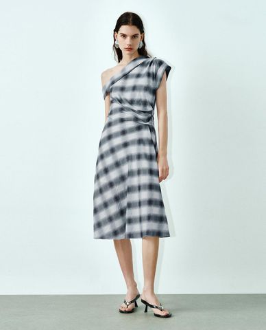  URBAN REVIVO - Đầm trễ vai midi kẻ caro 