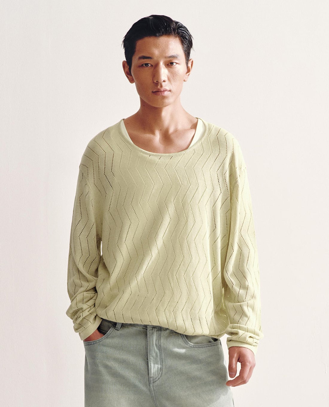 URBAN REVIVO - Áo dệt kim nam cổ tròn tay dài phom rộng