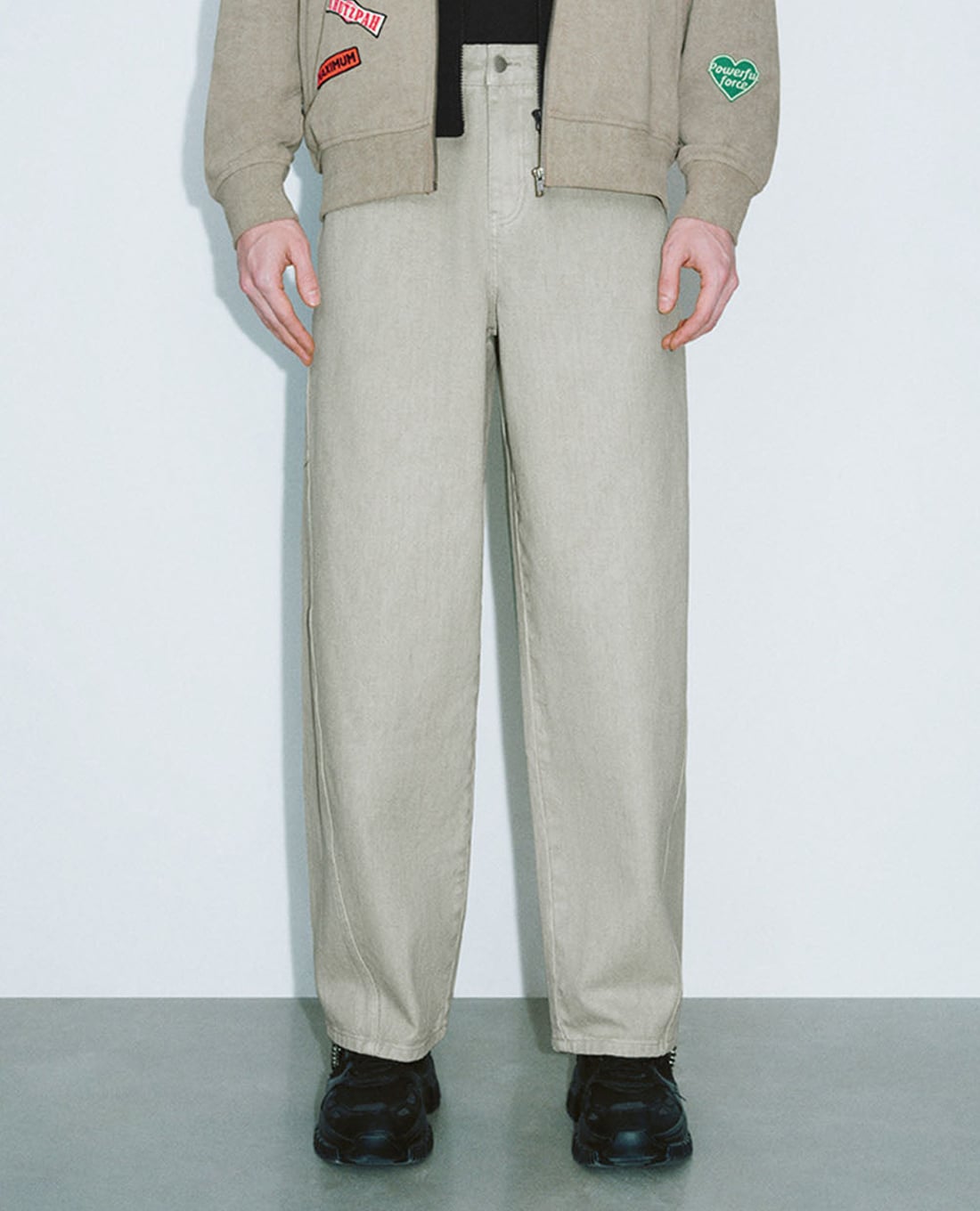 URBAN REVIVO - Quần jeans nam ống rộng hiện đại