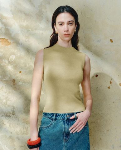  URBAN REVIVO - Áo dệt kim nữ sát nách cổ cao phom ôm 