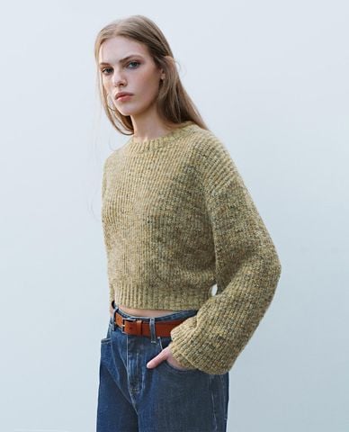  URBAN REVIVO - Áo sweater nữ cổ tròn tay dài phom croptop 