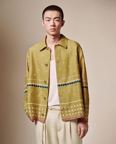  URBAN REVIVO - Áo khoác sơ mi nam tay dài họa tiết thổ cẩm 