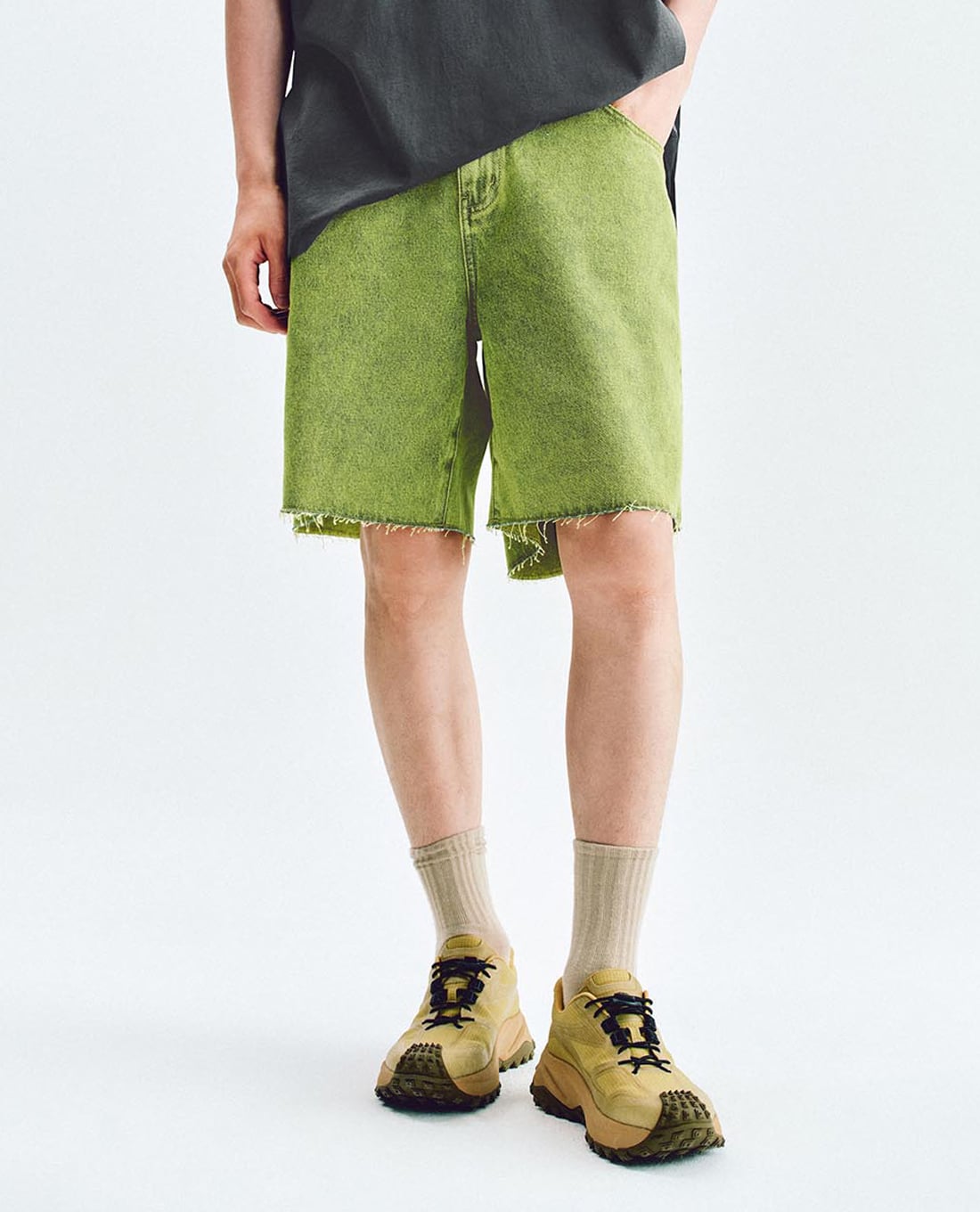 URBAN REVIVO - Quần short jeans nam ống rộng Vogue