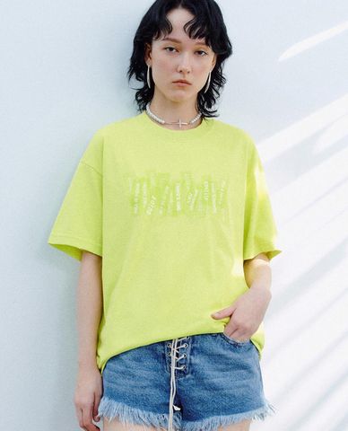  URBAN REVIVO - Áo thun nữ cổ tròn tay ngắn in chữ 