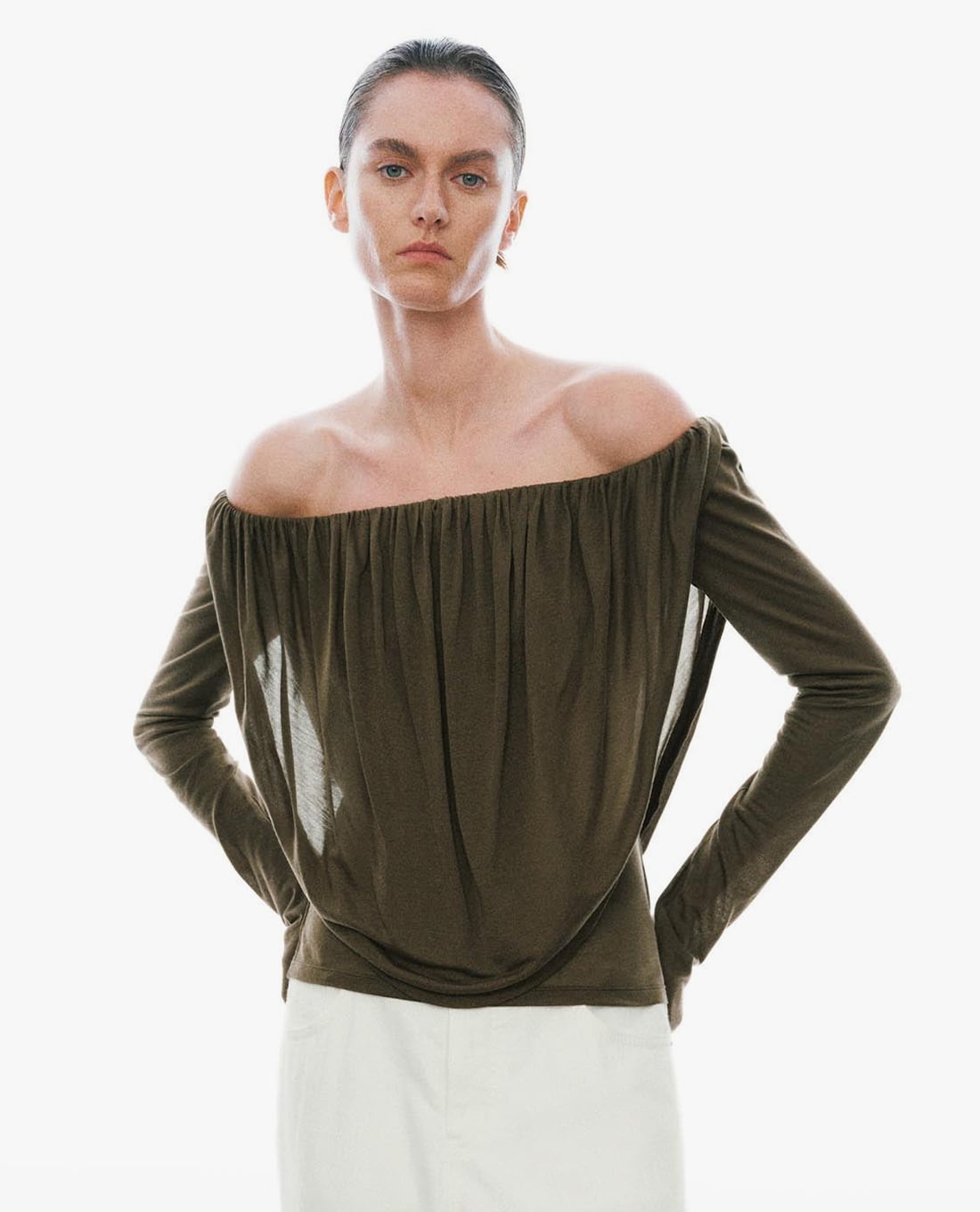 URBAN REVIVO - Áo trễ vai nữ tay dài xếp li