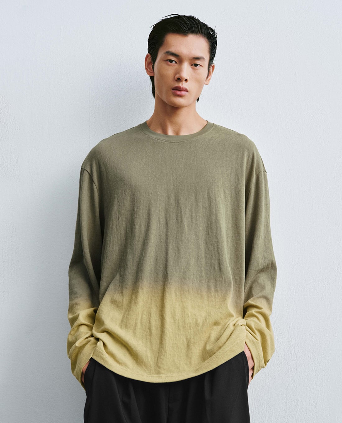 URBAN REVIVO - Áo thun nam cổ tròn tay dài loang màu