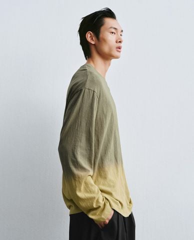  URBAN REVIVO - Áo thun nam cổ tròn tay dài loang màu 