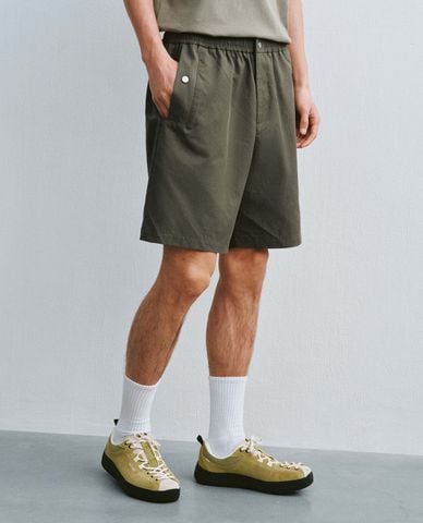  URBAN REVIVO - Quần short nam ống rộng ngang gối 