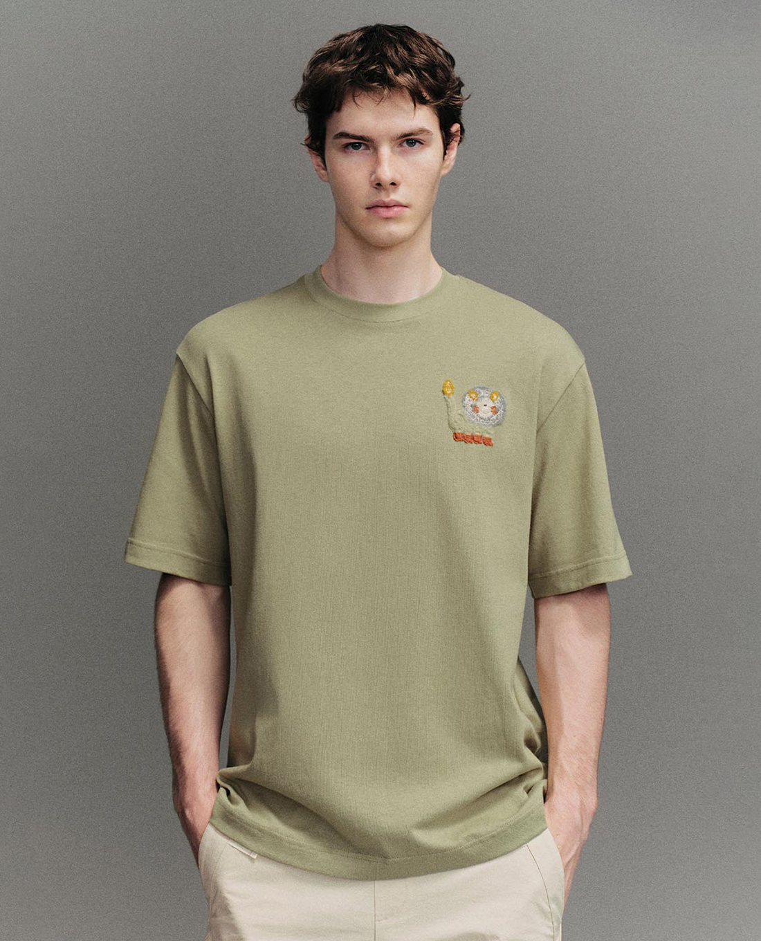 URBAN REVIVO - Áo thun nam cổ tròn tay ngắn thêu hình