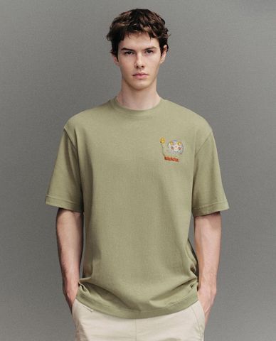  URBAN REVIVO - Áo thun nam cổ tròn tay ngắn thêu hình 